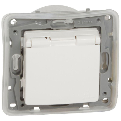 Механизм розетки 1-м СП Etika 2К+З 16А IP44 защ. шторки с заземл. с защ. крышкой безвинт. зажимы бел. Leg 672232