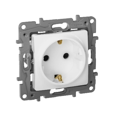 Механизм розетки 1-м СП Etika 2К+З 16А защ. шторки с заземл. винт. зажимы бел. Leg 672222