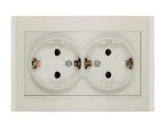 Розетка 2-м СП Бриллиант защ. шторки с заземл. сл. кость UNIVersal 7948769